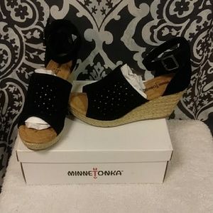 NIB Minnetonka Women's Bell Wedge Sandal